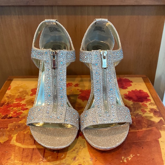 Silver Slipper Shoes - Beautiful heels!